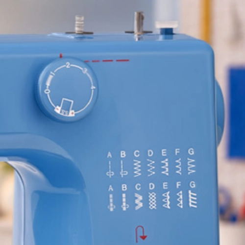 elna Sew Fun Blue mit Detailansicht der Drehregler und der Stichübersicht